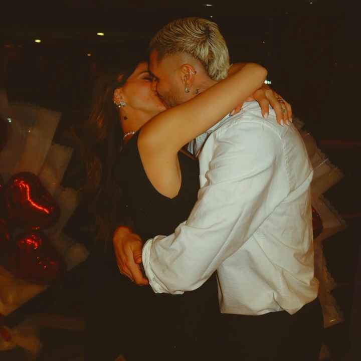 乐鱼app-二弟幸福了🥰伊卡尔迪为未婚妻办生日派对，豪华游艇上甜蜜拥吻